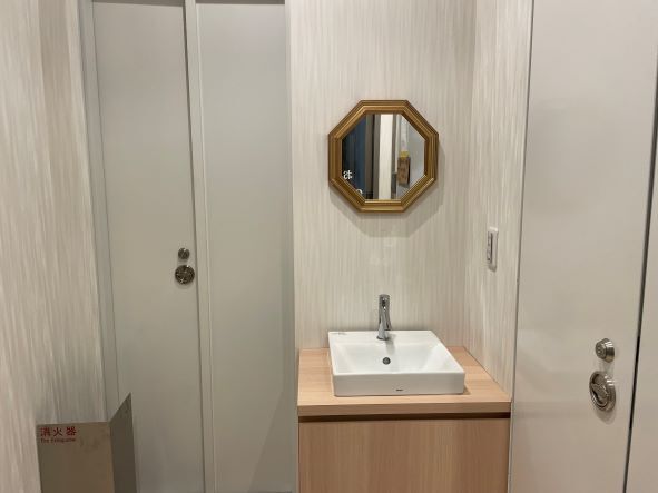 エレベーターホールの鏡と手洗い